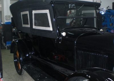 trabajo de tapizado de capotas de coches clásico en Madrid