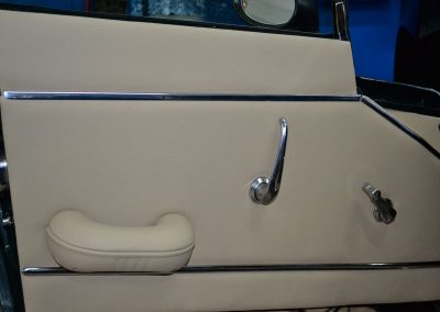 Tapizado de capota de coche Jaguar en Madrid