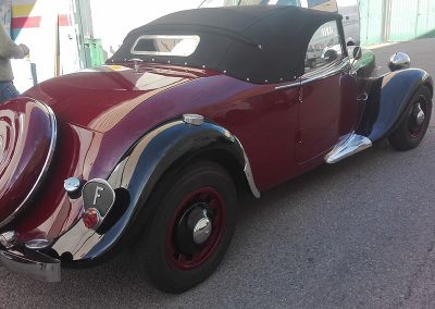 trabajo de tapizado de capotas de coches clásico en Madrid